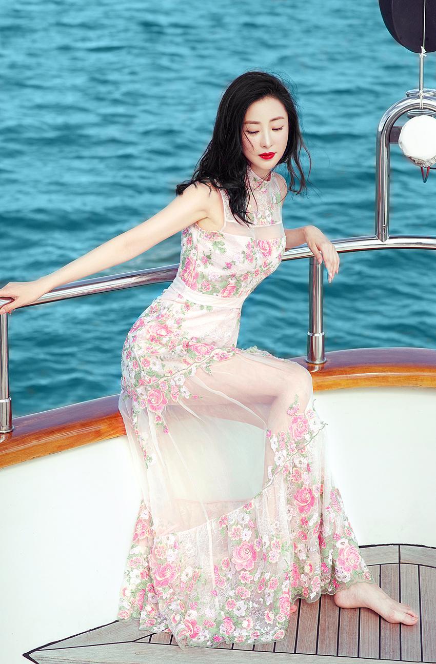 她是《倚天屠龙记》中的反叛角色,现实生活中情场失意成不婚者!