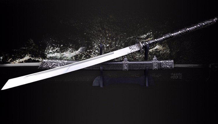 锏  属于鞭类,无刃,有四棱,长为四尺(宋制四尺为一米二),属于短兵器