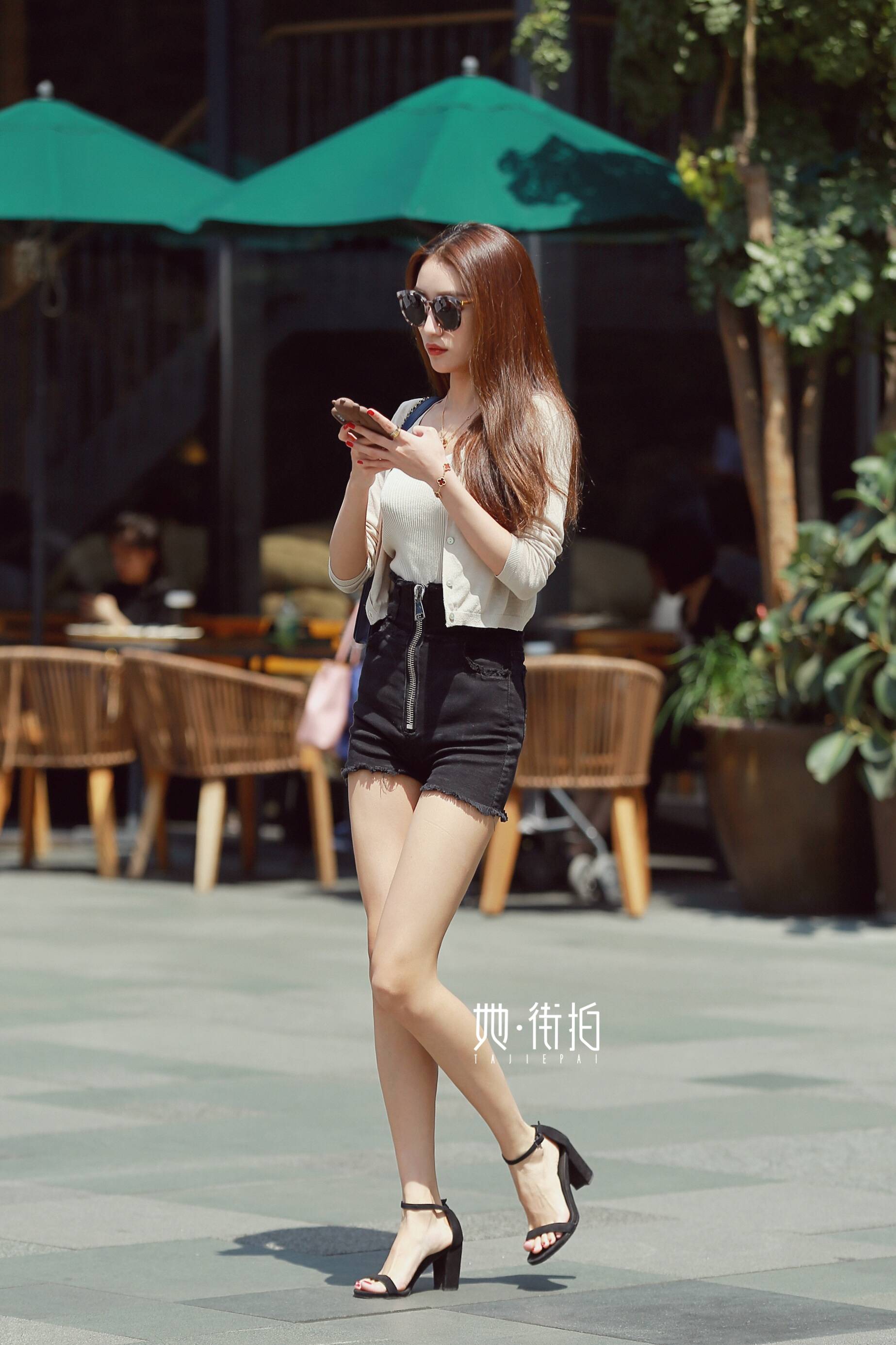 又瘦又美的漂亮小姐姐,一双大长腿格外吸引人,这些大长腿美女,是不是