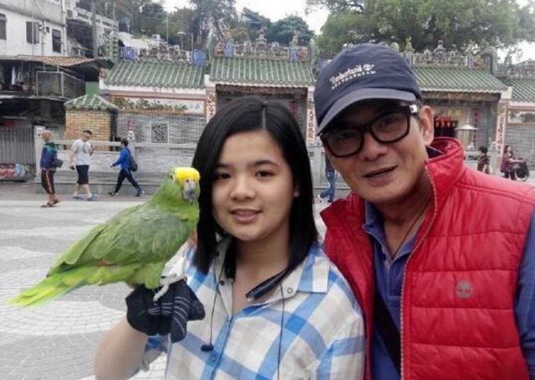 李国麟为女儿李沅薐庆生和女儿牵手甚至亲嘴,网友:这样真的好吗