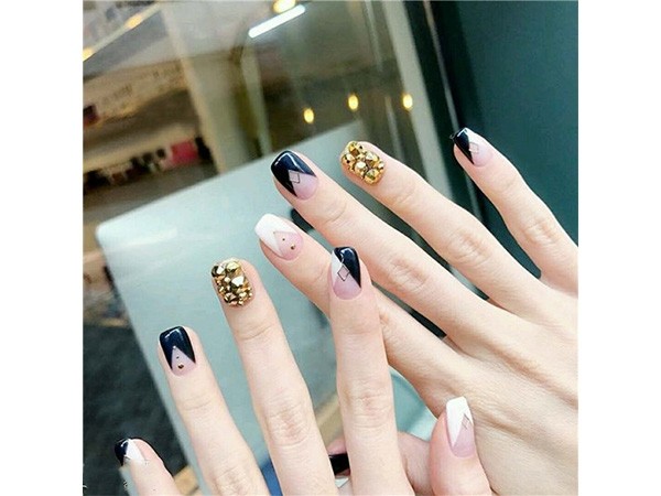 冬天法式的美甲图片 百变法式美甲欣赏
