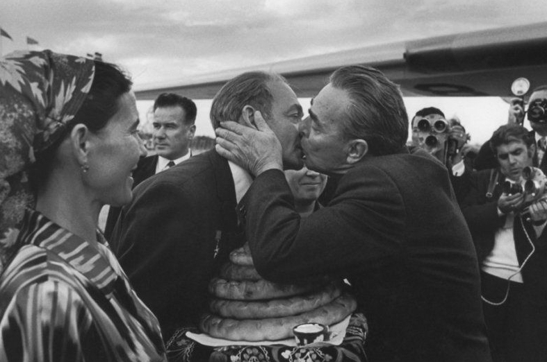 可怕的勃列日涅夫三重吻,历史上那些男人之间的接吻外交