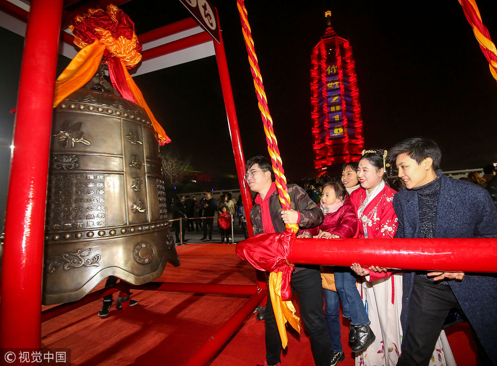 南京市民赴大报恩寺敲钟 祈福迎新年