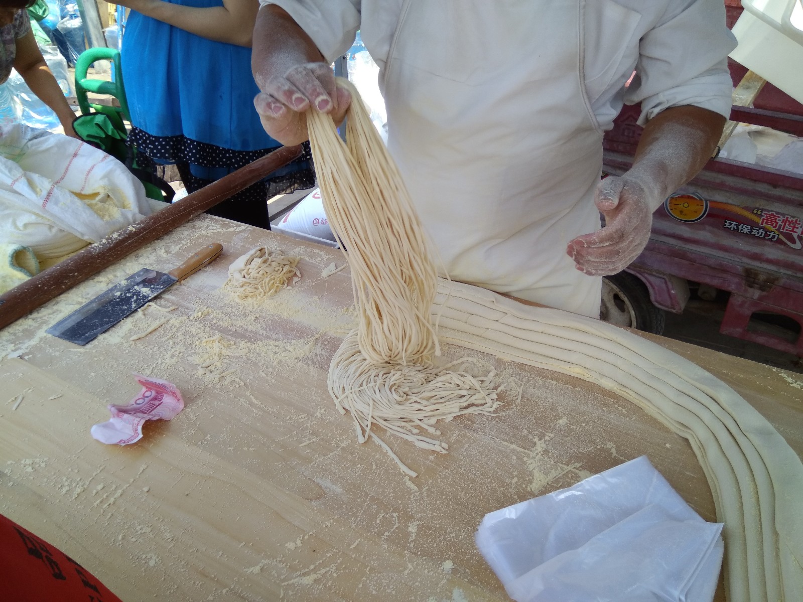 纯手工面条比机器面条韧劲更大,劲道弹牙,纯粹的农家味道