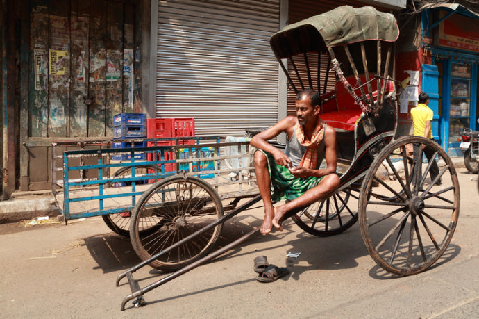 印度有数亿人口生活在最底层,其中黄包车车夫就是其中之一,这些黄包车