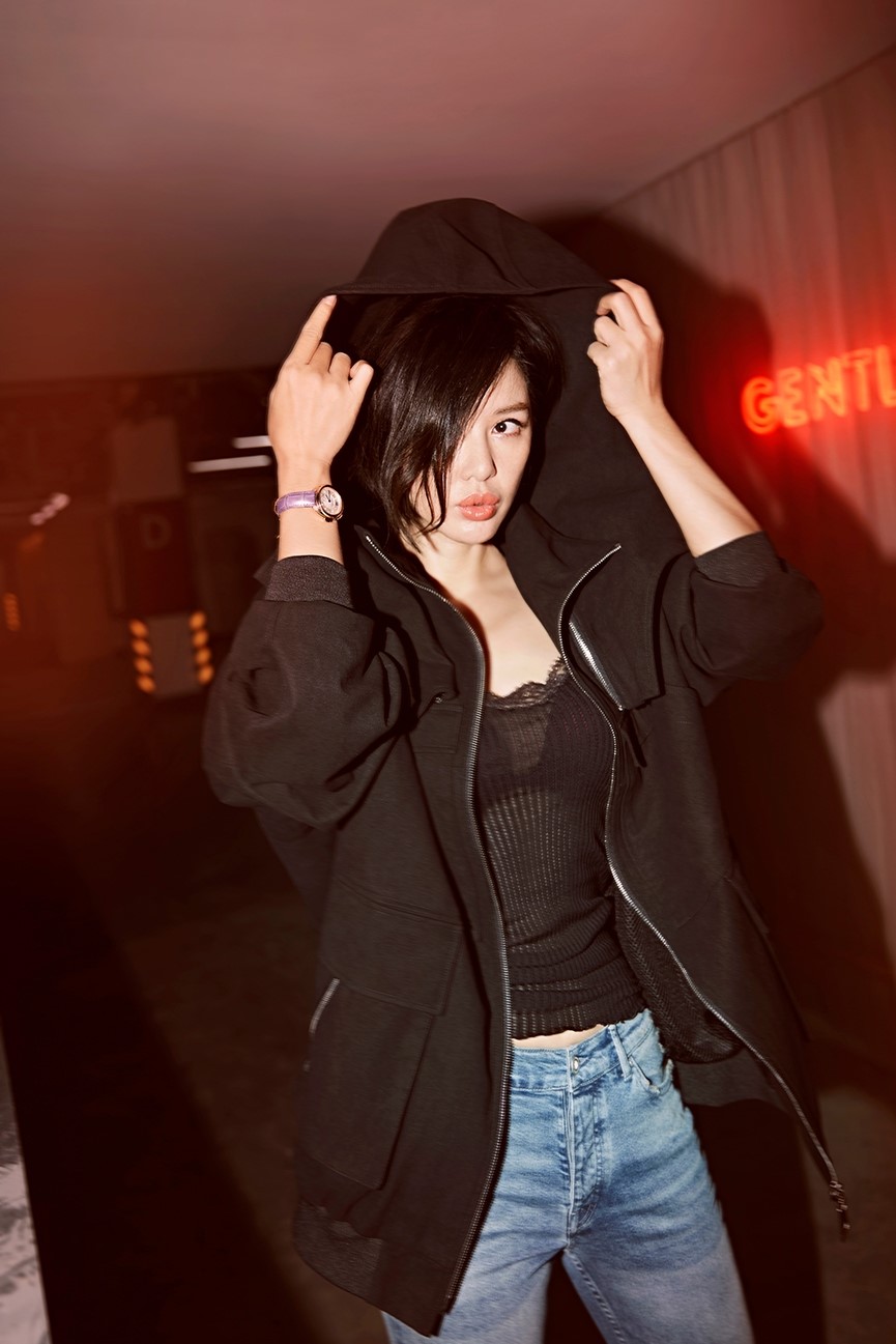 余男粉嫩嘴唇性感诱人,可以颁个年度最想亲吻女艺人奖给她了