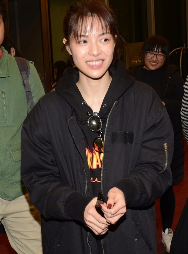新晋"冯女郎"钟楚曦素颜现身酒店,始终保持微笑
