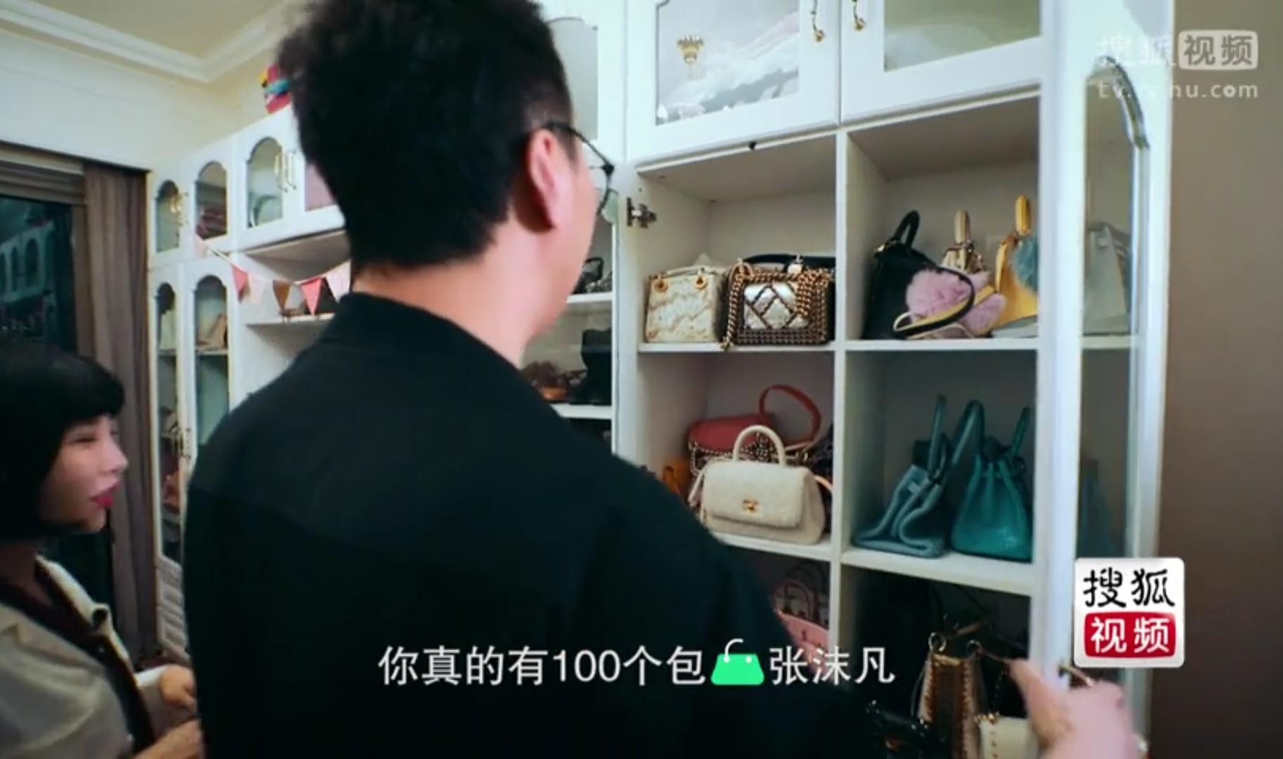 网红张沫凡住390平别墅 坐百万房车 二十分钟能挣一万很轻松!