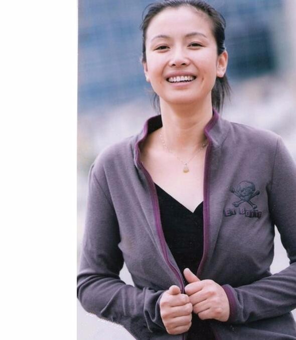 王澜1989年就在伊犁州艺术学校毕业,后到伊犁州话剧团工作学习,1990年