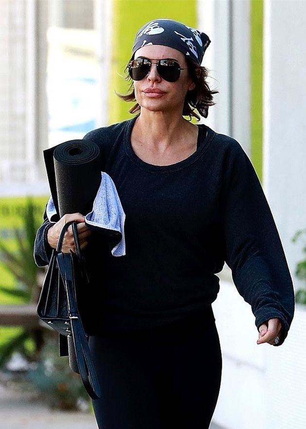 丽莎·林娜(lisa rinna)现身街头,皮肤发黄似大妈