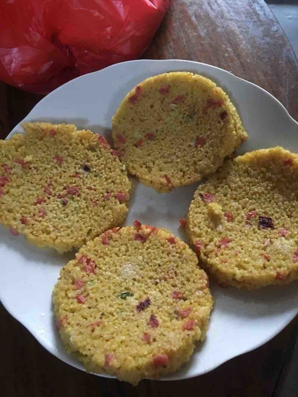 你有没有吃过这种饼呢?小米饼,今天就给大家做一下小米饼