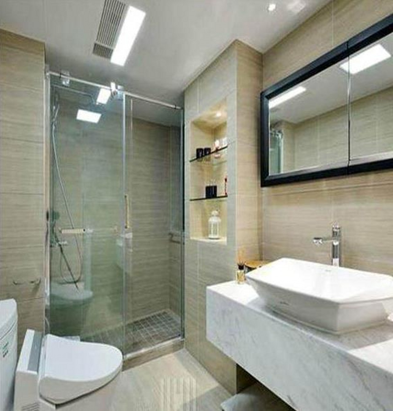在淋浴房使用蹲便器还有个好处就是不需要安装地漏的,经常洗澡,大量的