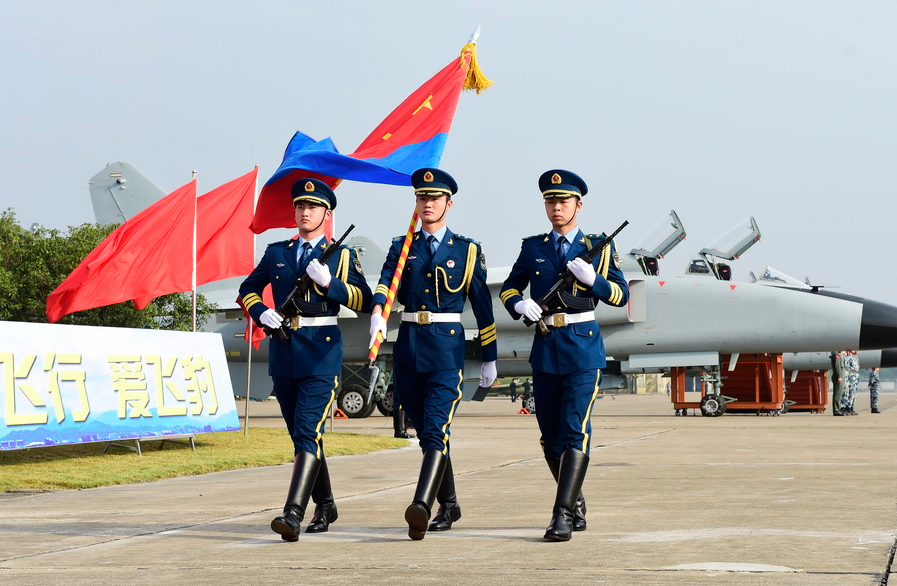 海軍由水面艦艇部隊,潛艇部隊,航空兵,岸防兵,陸戰隊等兵種和專業部隊