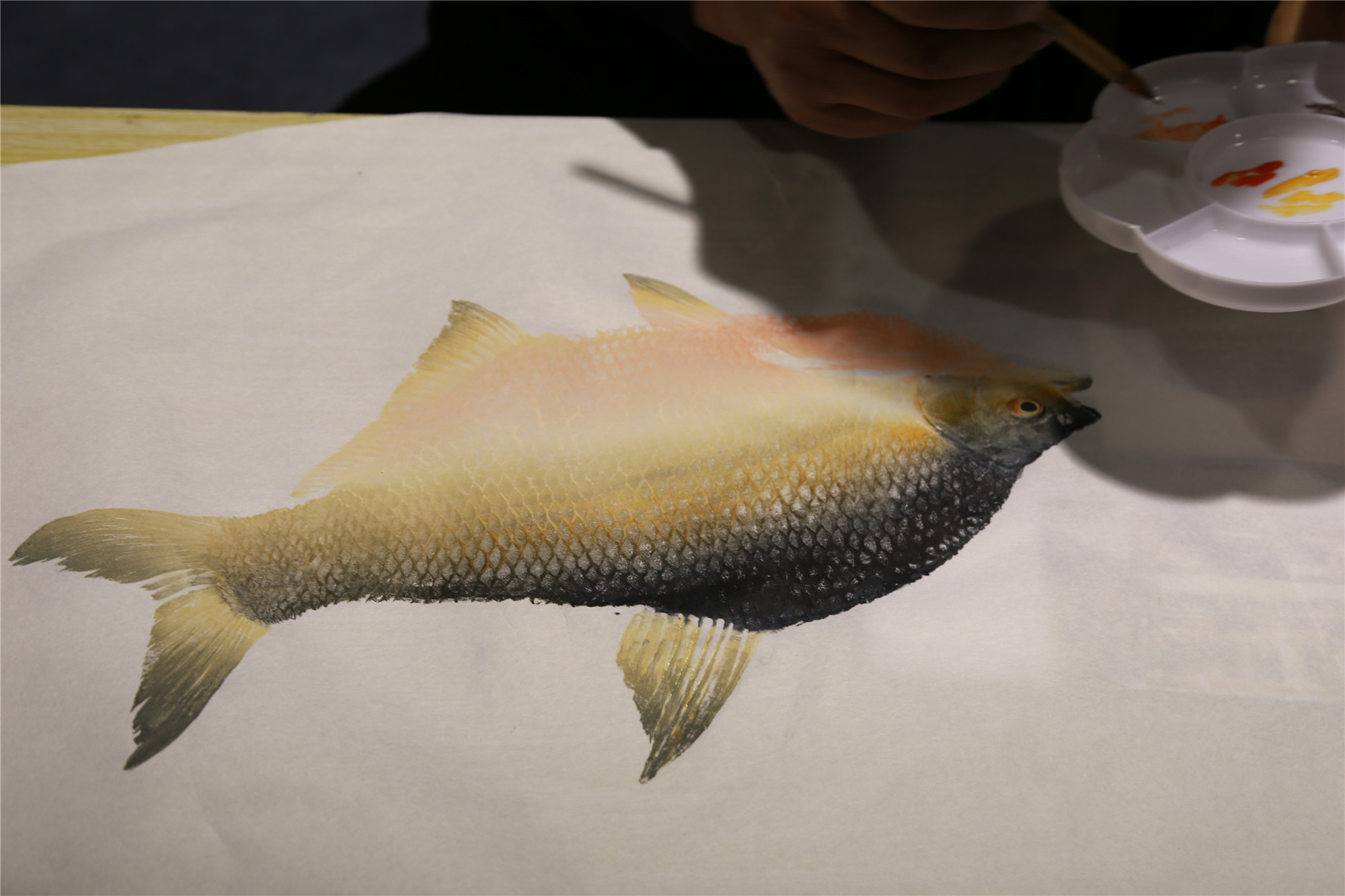 男子用鱼拓画 瞬间升值百倍