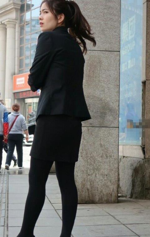 街拍:站在街上等人的小姐姐,职业装别有一番韵味,不一样的性感