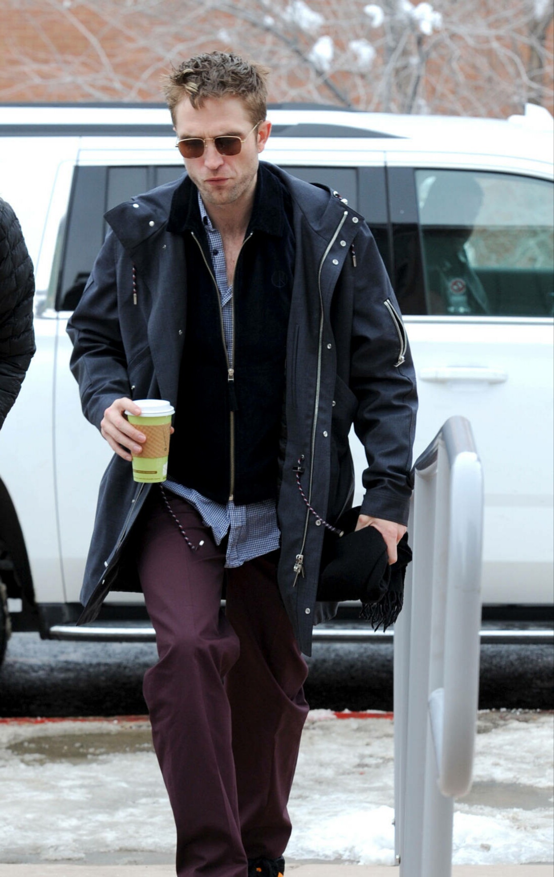 《暮光之城》罗伯特.帕汀森最新街拍,网友:帅气有型