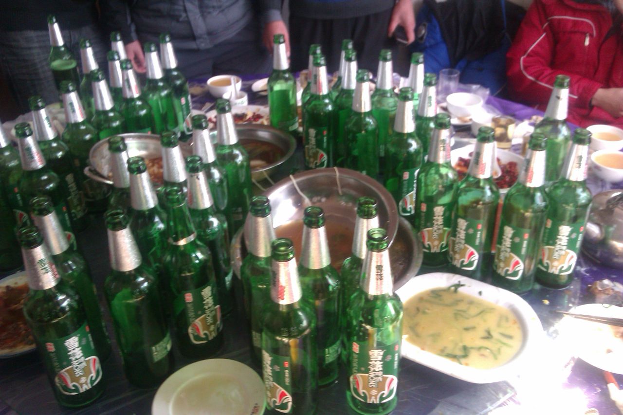 啤酒瓶子一堆在桌上图图片