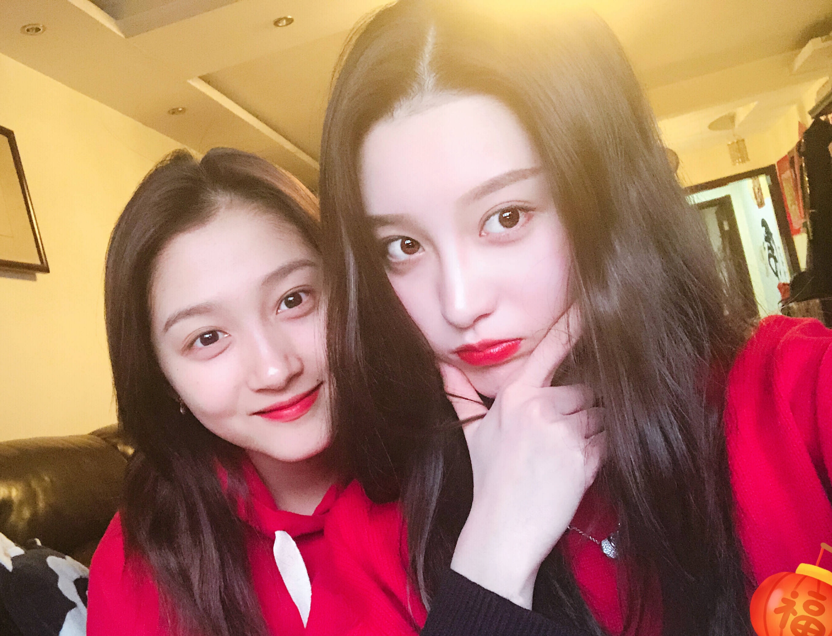 网红金尤美晒与关晓彤合影,网友大呼,长得比亲姐都像呀