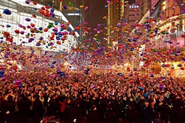 重庆解放碑的跨年狂欢,数万只气球同时起飞,场面壮观
