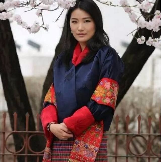 不丹王妃吉增佩玛是不丹的一个飞行员的女儿,她的丈夫是全世界最年轻