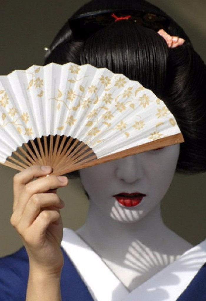 1920年代,日本艺伎有八万名之多,但是到21世纪初的数目减少到一两千人