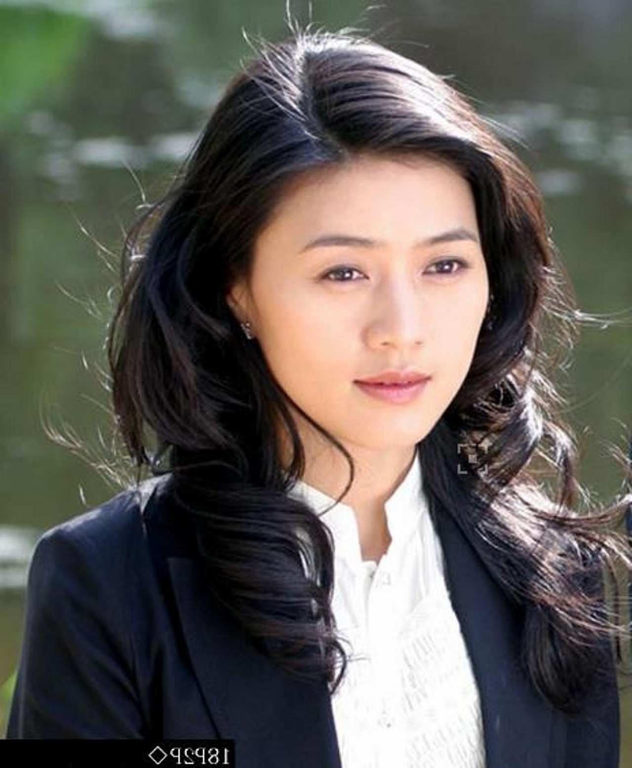 但真正让大家熟悉的是与邓超合作的《女人不哭》了,当时田蓉的风头