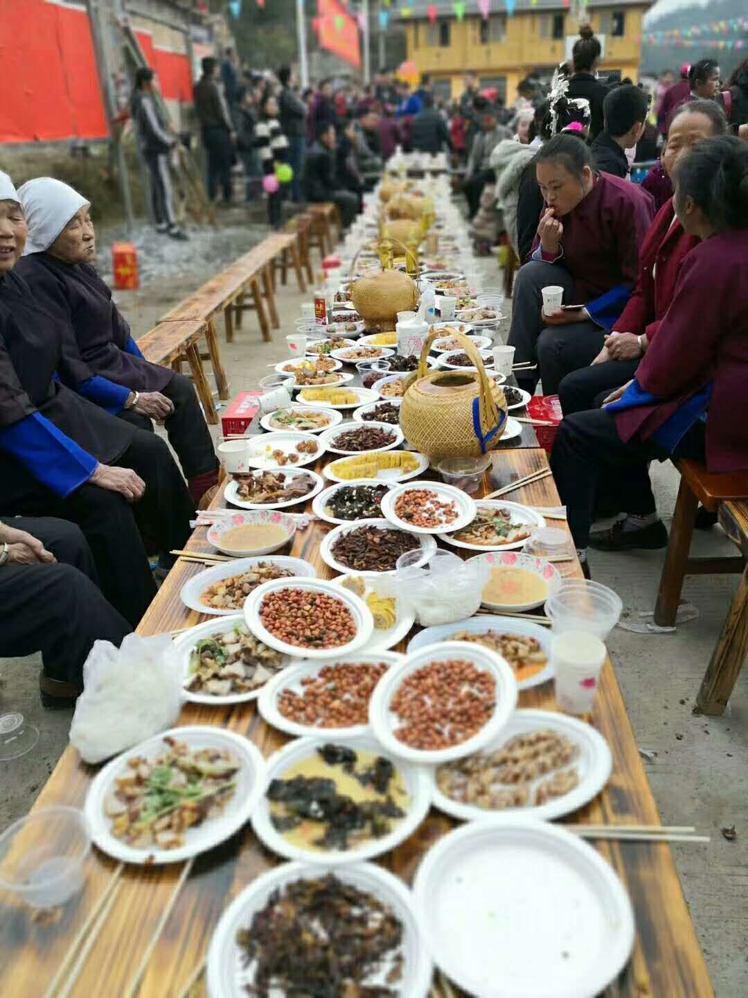 三江县独峒村举行百家宴庆祝戏台落成