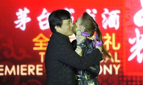 5,陈好:成龙对陈好突如其来的熊抱,陈好感到很尴尬惊吓啊,不过面对