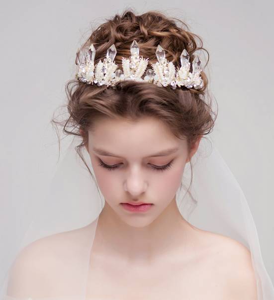 皇冠新娘造型专为打造高贵气质新娘而设计的,美美的发型再配上精美的