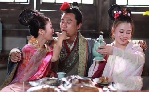 李瓶儿是西门庆的第六房妾侍,生的甚是白净,五短身材,瓜子面皮,生的细