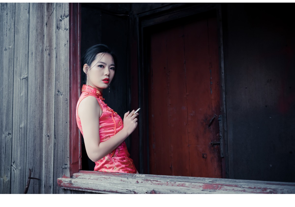 女孩穿红色旗袍,抽烟的时候最美