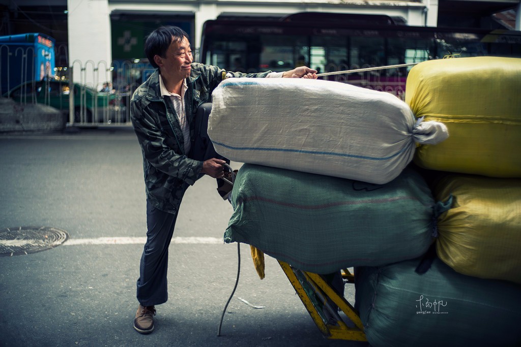 在这里背井离乡讨生活的人们亦如170多年前,挑货,打包,拉货……生活不