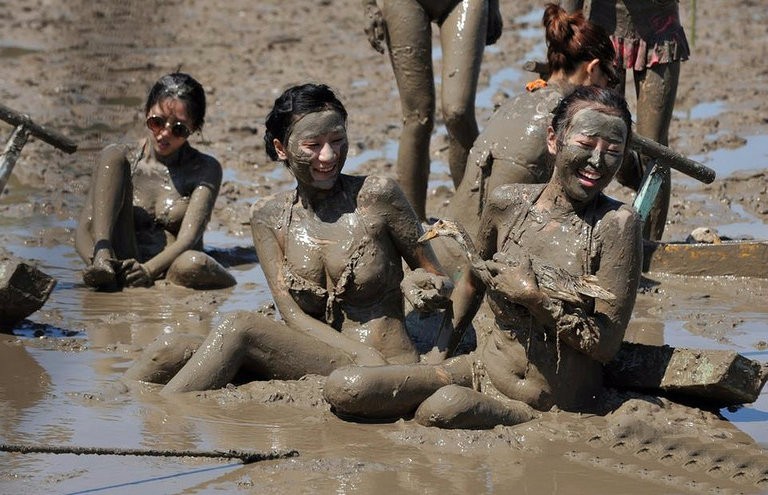 美女们比基尼泥潭捉鸭子,在滩涂泥地中狂欢