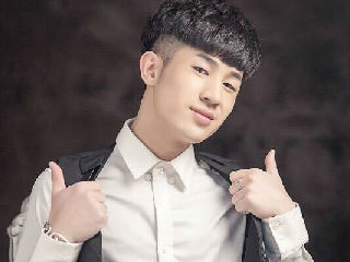 张天爱男友许文志出现在快手各大直播间豪刷