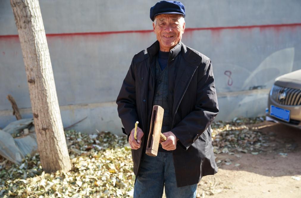 婶子盛上了棒子面黏住,很久没有这样吃饭了,饭菜看