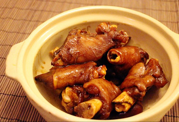 适合冬天吃的一道菜,红烧羊蹄,吃一口胃暖暖的!