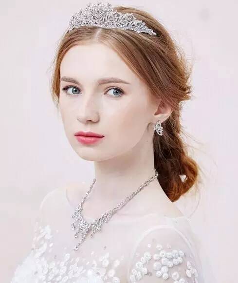 皇冠新娘造型专为打造高贵气质新娘而设计的,美美的发型再配上精美的