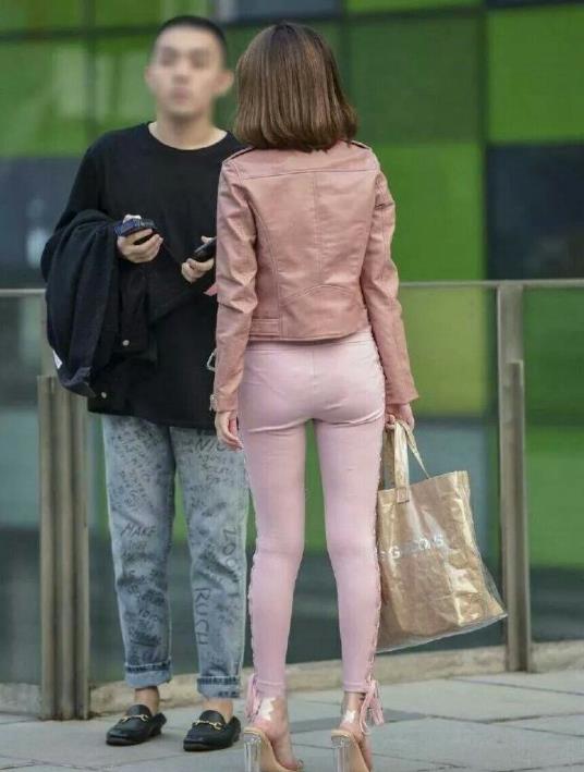 街拍:风韵少妇穿紧身裤逛街,勒的太紧,屁股上那道印尴尬了!