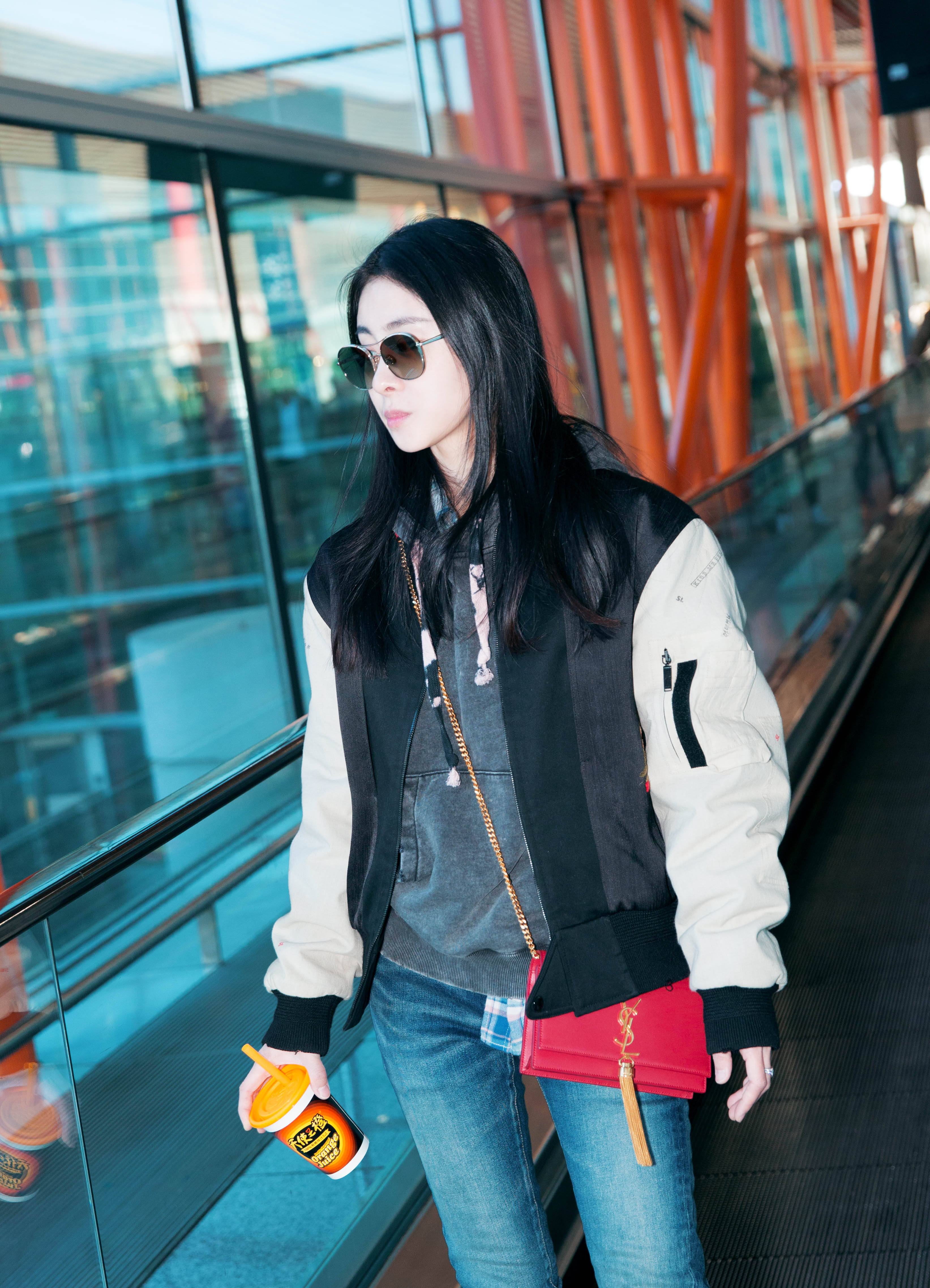 张碧晨帅气现身机场,一双大长腿非常的抢镜