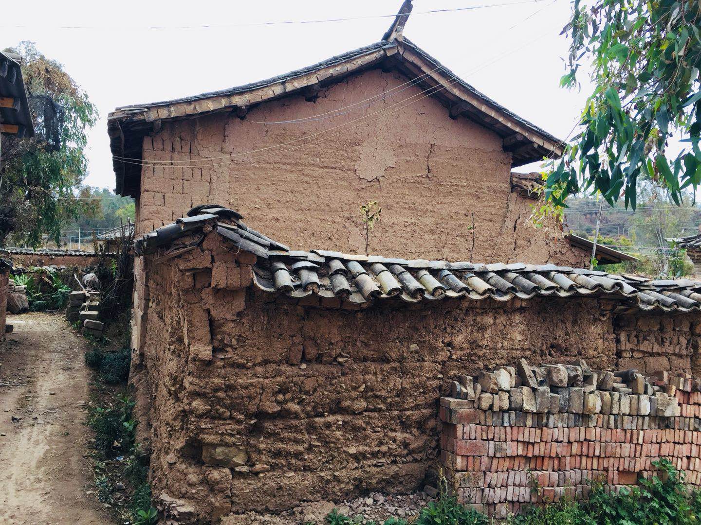 农村用泥巴盖的房子,破得不能住人了,但农民觉得住着舒服