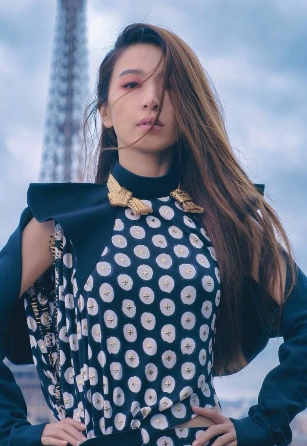 田喜碧hebe 登上《marie claire》台湾版6月刊封面,化上"猩红眼妆"