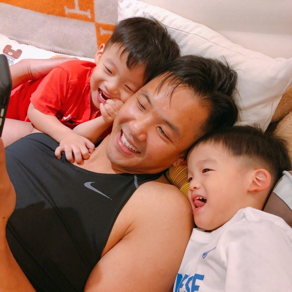 范玮琪的双胞胎儿子都长这么大了,网友:简直就是黑人复制粘贴!