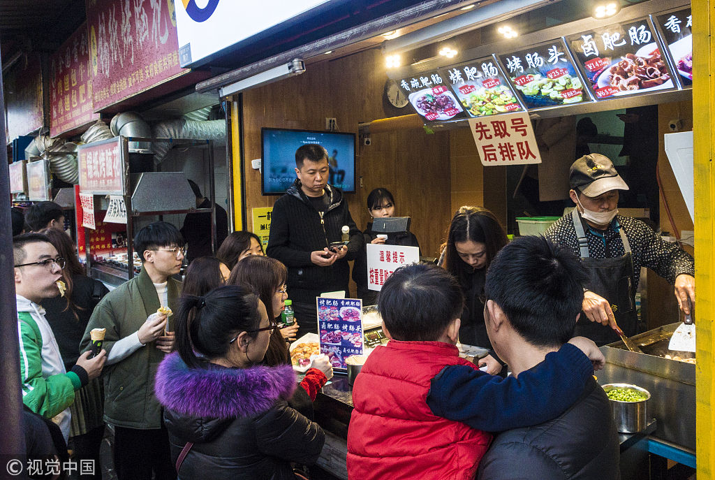 成都:"网红"美食街生意爆满 顾客含冰买肥肠上演吃碗里看锅里