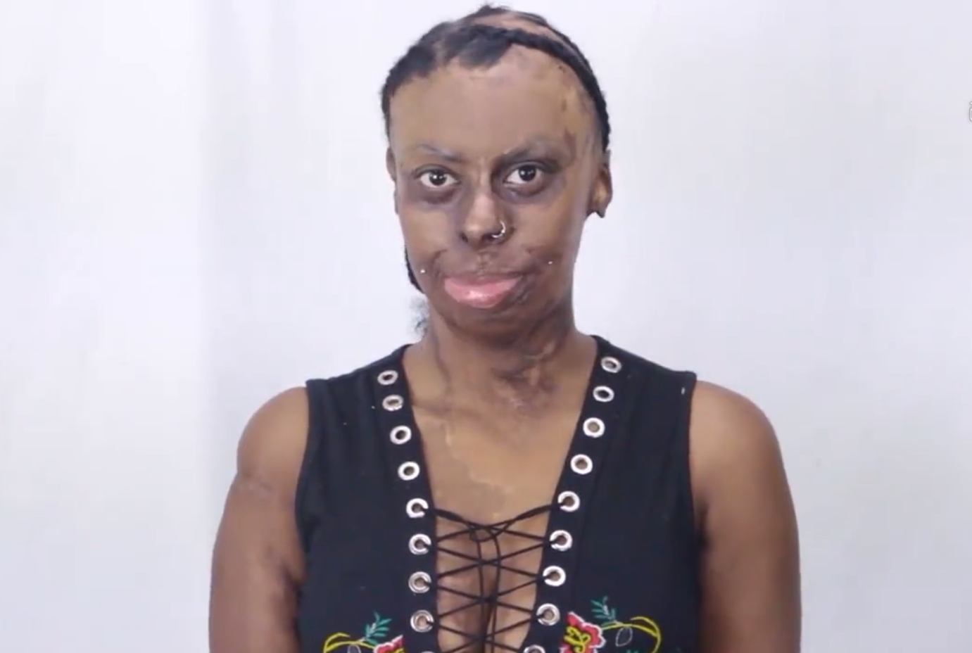 网友发布一段视频,如何将巨丑的大妈化妆成女神的
