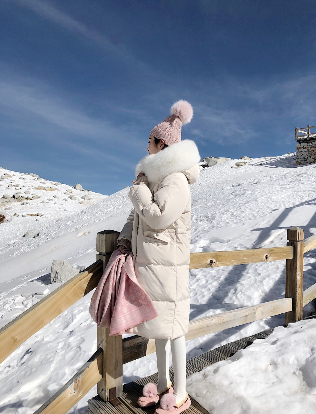 白净的女孩儿,白净的羽绒服,白净的雪