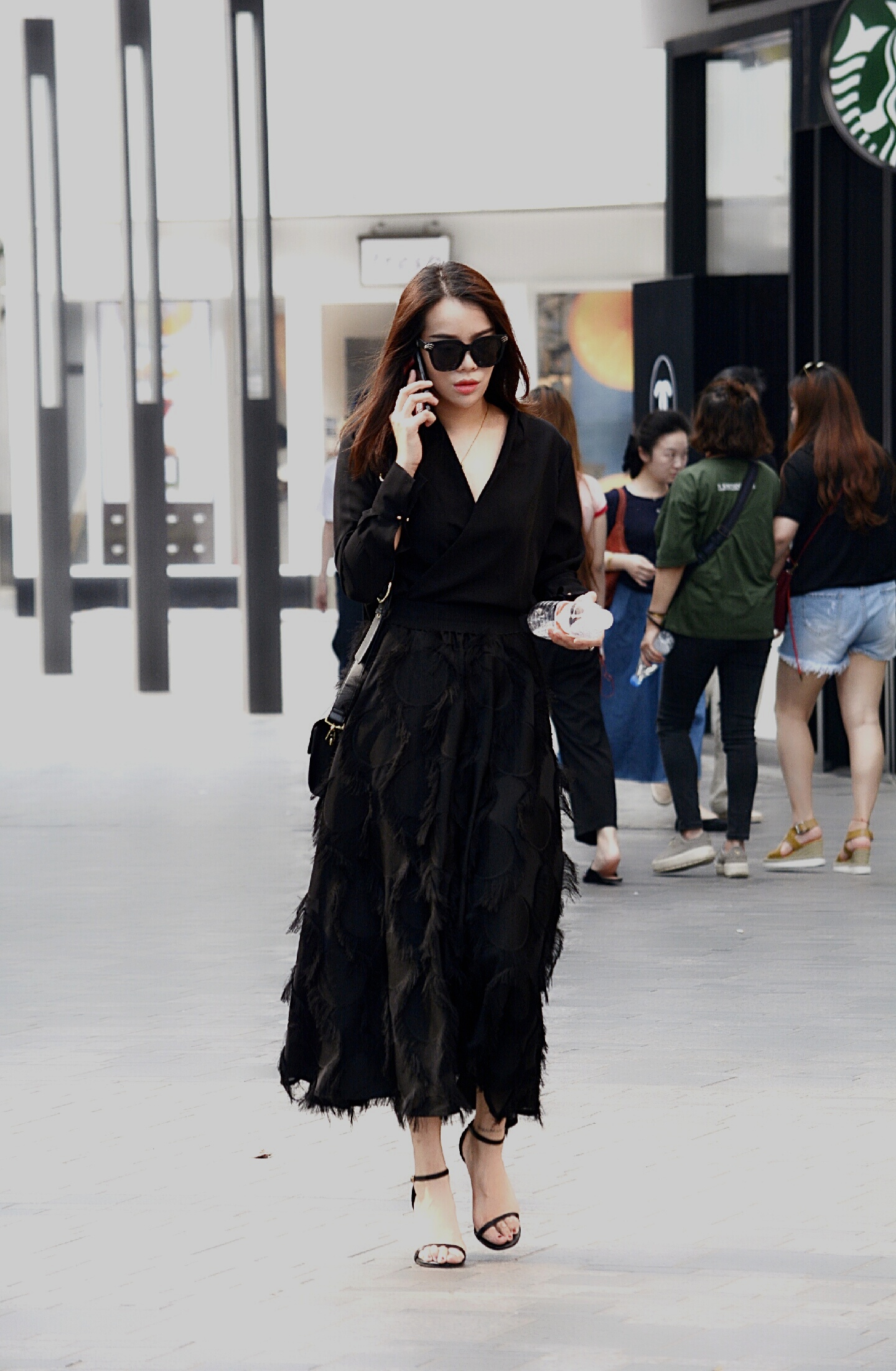 北京街拍:黑色衣服的搭配,女孩们也能穿出与众不同的个性来