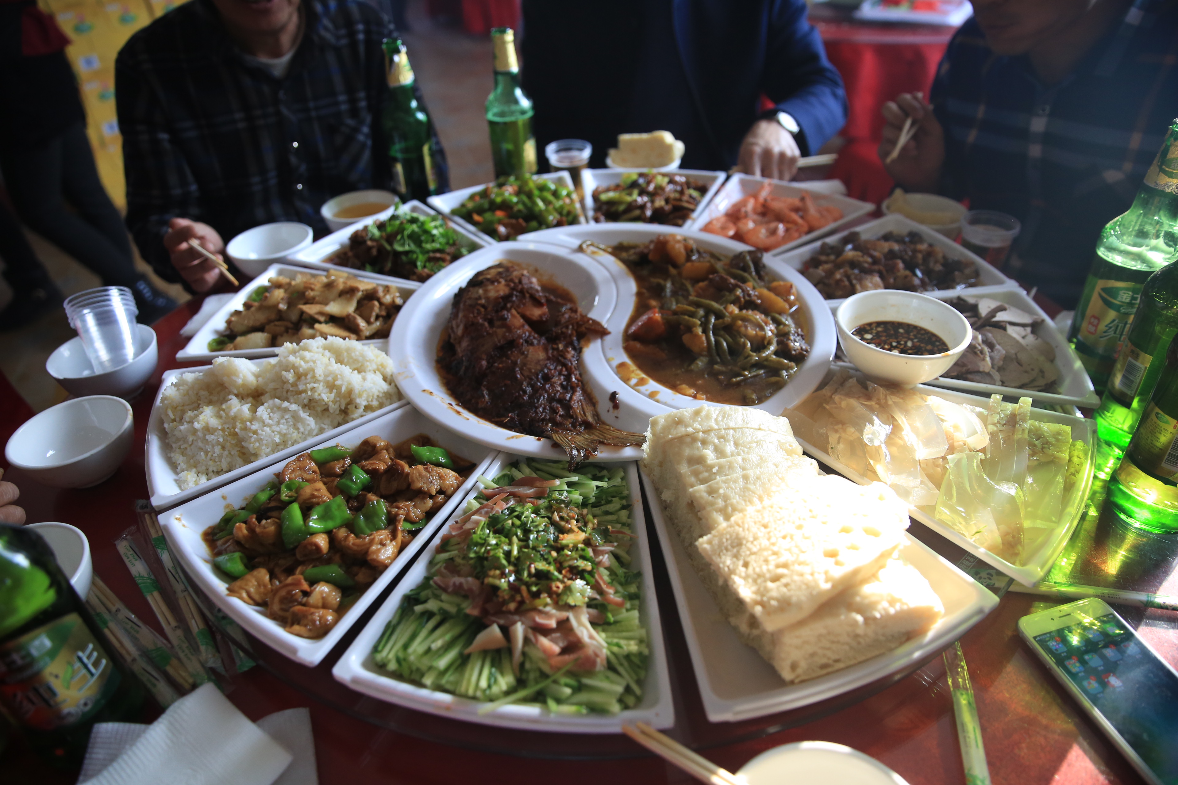 东北婚宴一桌十六个菜 有鱼有肉有米有馍 摆盘方式你绝对没见过