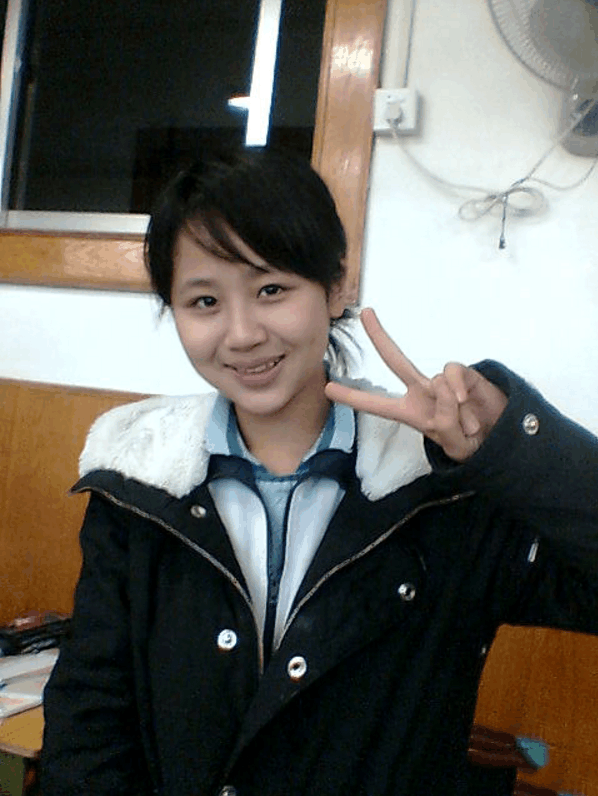 杨紫在北京电影学院门口拍照留念,这是她入学的第一年