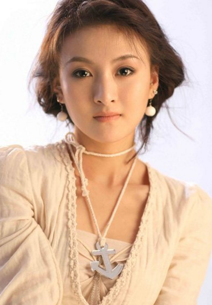 苏小明饰演郑岚.歌手出身,2005年成为影视演员.