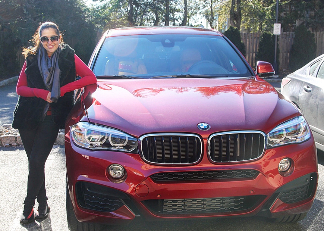 宝马x6——美女够x6静态实拍图,车身颜色太亮眼.